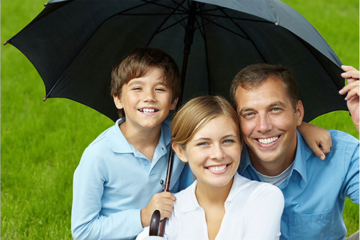 Зонтик семьи. Страхование жизни. Семья под зонтом. Семья под защитой. Под семейным зонтиком.